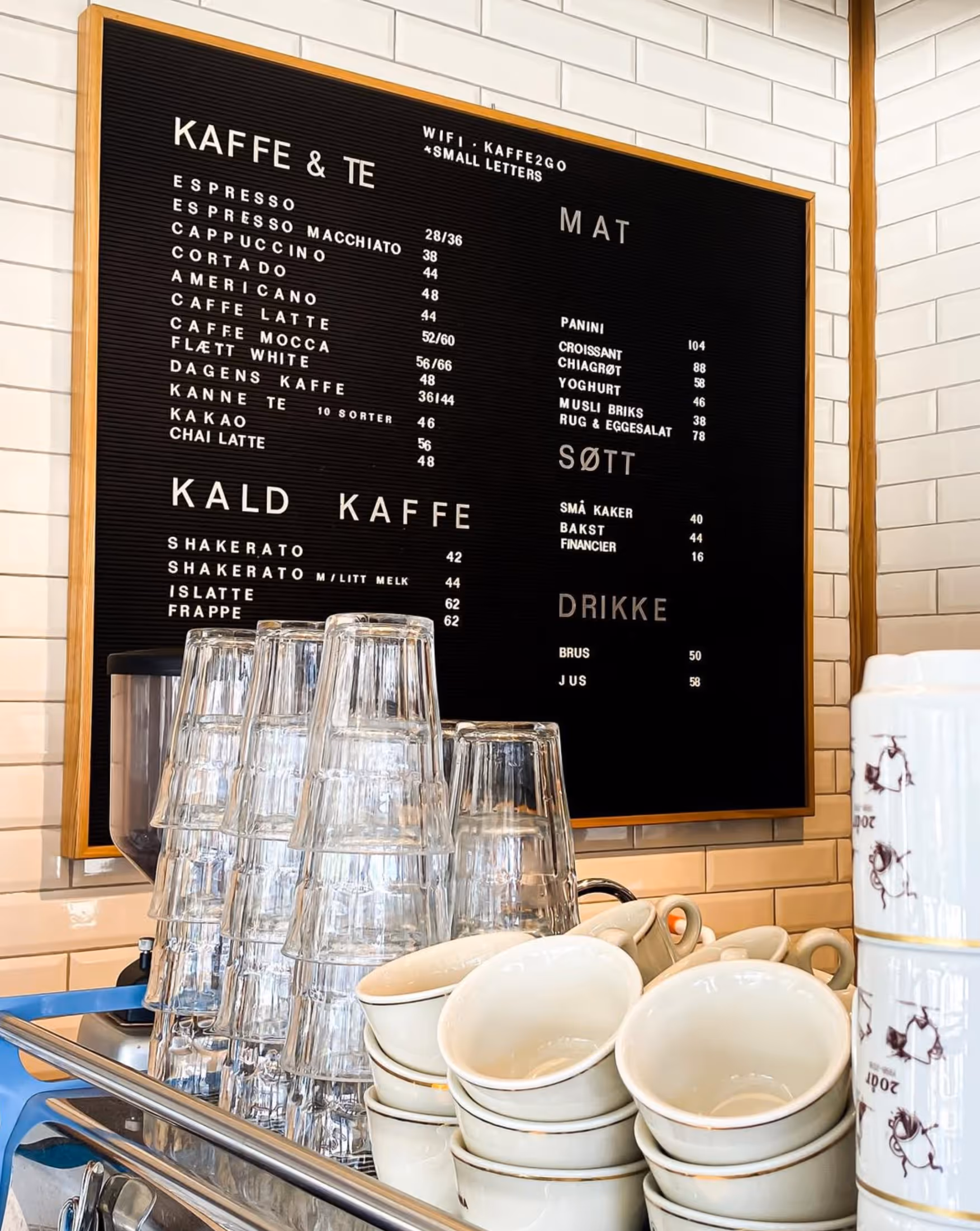 Menytavle med kaffe og mat